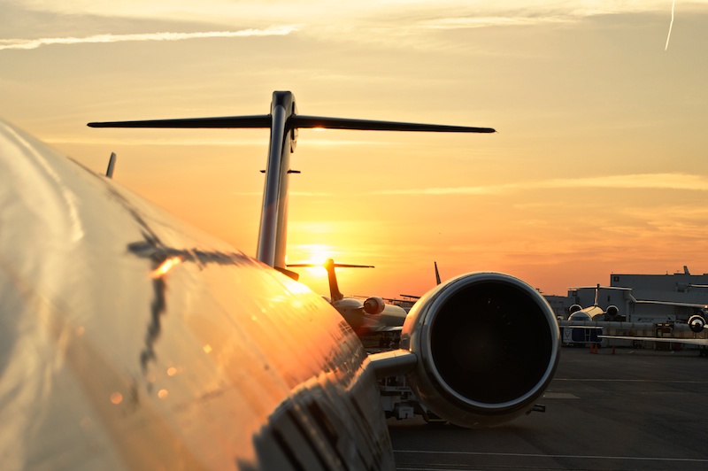 Avion en contre-jour d'un couché de soleil