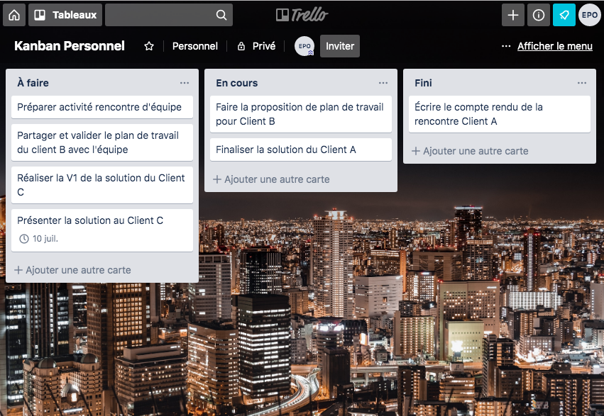 Sur un fond d'écran de ville illuminée la nuit, trois colonnes : à faire, en cours et fini, avec des fiches dans chacune.