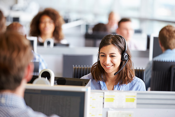 Jeune femme travaillant dans un CCC